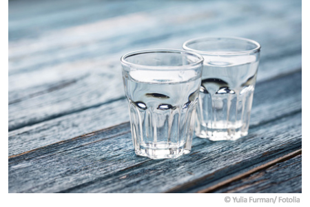 Zwei Gläser gefüllt mit Leitungswasser. Die Qualität von Trinkwasser lässt sich durch eine Wasseranalyse feststellen.